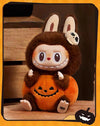 POPMART สัตว์ประหลาดมีที่นั่ง Labubu Monster Carnival Series-จี้ตุ๊กตาไวนิลรูปฟักทองนั่ง