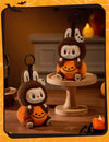 POPMART สัตว์ประหลาดมีที่นั่ง Labubu Monster Carnival Series-จี้ตุ๊กตาไวนิลรูปฟักทองนั่ง